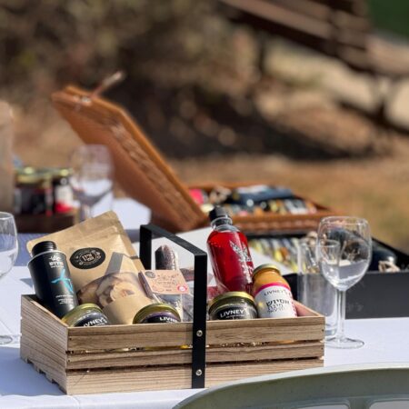 ⁨	לסבא שלי היו לא מעט אמונות טפלות - יריקה 3 פעמים כשעבר חתול שחור, לא לעבור מתחת לסולם, לא לשבת בקצה השולחן…
אני, עם השנים, פיתחתי לי אמונה טפלה משלי - והיא קשורה לראש השנה 🍯לפי האמונה שלי, ערב החג הוא מראה לכל השנה:
אם השולחן מלא באהבה, צחוק וחגיגיות - ככה תיראה השנה.
אם נכנסים תככים, צרות עין ובאד וייבז - השנה תהיה שחורה משחור.אז במקום לירוק שלוש פעמים, כל מה שצריך זה לדאוג שהשולחן יהיה מלא באנרגיה טובה, נתינה והמון אהבה.
ופה אנחנו נכנסים לתמונה - עם מארזי החג שלנו שיהפכו את זה לקל ❤️לשאלות והזמנות - אנחנו זמינים בפרטי.
ומנהלים שרוצים לפנק את העובדים כמו שצריך? זה הרגע לשלוח לנו אימייל⁩