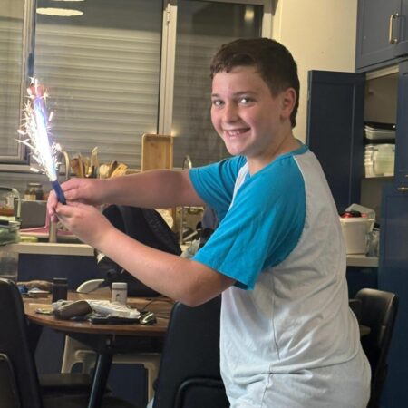 ⁨	⁨	אנחנו יודעים שזה דף של עסק, אבל אנחנו חיים בישראל ומלכת אנגליה אף פעם לא הייתי.
זהו השבוע השני של חודש ספטמבר וב-8.9 ציינו 20 שנות נישואין אבל יש לנו ראש השנה אז מתישהו נמצא הזדמנות לעצור ולחגוג.היום (10.9) יום הולדת 12 לשן שן שלנו,
ילד שהלוואי שיהיו מנהיגים כמוהו - סוחף, מצחיק, ערכי ויעשה הכל עבור מטרה חשובה, ילד של אור ושמחה.מאז ששני קטן תמיד בדקנו למי עוד יש יום הולדת בתאריך שלו - אז היום לגלי וזיוי ברמן יש יום הולדת, יום הולדת שניה בשבי הנורא בעזה, יום הולדת שני בחושך ובפחד. ילדים שנחטפו בני 26 והם חוגגים היום 28.אז היום, אני גונבת את משאלת יום ההולדת של שני, ילד האור והשמחה כדי לאחל ולקוות שגלי וזיווי וכל שאר 46 החטופים והחטופה ישובו הביתה והאור יחזור🎗️⁩‪@bringhomenow‪@bringthemhome23‪@bring_ziv_and_gali_home‬home⁩ @hasambail