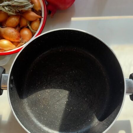 תפחי (תפוחי אדמה 😜) בדרך הכי פשוטה וטעימה שתעיפו איתה את כולם לירח 🌙כי בינינו, לא צריך 800 מרכיבים ו-500 שלבים בשביל שיהיה טעים, לפעמים הפשטות מנצחת.מה צריך?
שקית תפחי אדמה
רוטב קאובוי ציוני של ליבניז 🤠איך מכינים?
1. חוצים את התפחי לחצי, מבשלים במים עם כפית מלח עד שהם מתרככים.2. מסננים, מערבבים עם רוטב ליבניז, מכניסים לתנור ל- 250° עד שהכול משחים יפה.3. מגישים, מצלמים, ומתאהבים.קשה? לא קשה 🙉
נסו ותגידו לנו איך יצא 👇