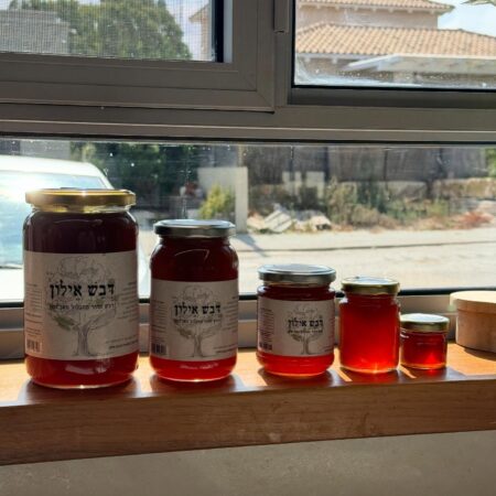 הכירו את דבש איילון על גבול לבנון שמתארחים השנה במארזי החג שלנו 🍯
גם תחת אש, כוורות הדבש טופלו במסירות - והיום, כשהקיבוץ מתחיל לחזור לשגרה, זה הזמן שלנו להמשיך ולתמוך בעסקים מהצפון שמייצרים דברים מעולים 🐝וזה גם הרגע להזכיר - היום הוא היום האחרון להזמין את המארזים שלנו שיגיעו אליכם עד ערב החג ✨
הלינק מחכה לכם בביו ובסטורי 🙉