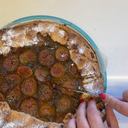 גאלט תאנים ודבש עם ממרח טימין של ליבניז 🍯✨
קריספי מבחוץ, רך ומתוק מבפנים, ורצוי להגיש עם גלידה ליד 🍨מה צריך?
🥄 לבצק:
1 כוס קמח
1 נוטרינה קוקוס
1 כוס סוכר
2 ביצה🍯 למלית:
תאנים פרוסות
דבש
1 כפית ממרח טימין של ליבניזאיך מכינים?מעבדים במעבד מזון את חומרי הבצק, עוטפים בניילון נצמד ונותנים לנוח חצי שעה במקרר.מרדדים את הבצק ומסמנים גבולות לגאלט.מערבבים דבש עם ממרח טימין ומורחים על הבצק.מסדרים מעל תאנים טריות ועסיסיות, ומקפלים את הקצוות פנימה.
אופים 15–20 דקות בתנור שחומם ל־180°.
מגישים חם, עם כדור גלידה - ומחייכים 🌿ואם כבר מדברים, נאחל לכולנו לשנה זו שתהיה בעיקר משעממת, מלאת תקווה ושכולם יחזרו הביתה במהרה 🎗️