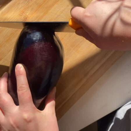 טובבב שומעים, כמו שאתם יודעים (כיאה לשם הממרח) אנחנו שרופים על חציל, אז בביתנו ״צמחו״ שושני חציל, מעלפות לארוחת שישי אם בא לכם להרשים את האורחים, או סתם לפרגן לעצמכם במנה מ-ע-ל-פ-תמה צריך?
2 חצילים
0.5 ק”ג בשר טחון
בצל אחד
2 כפות ממרח “שרוף על החציל” של ליבניז
בצק עלים של שמרית
מלח, פלפל, פטרוזיליהאיך מכינים?
פורסים את החצילים לחצאים, מרססים שמן ומכניסים לנינג’ה או לתנור עד ריכוך.מטגנים בצל, מוסיפים את הבשר, מתבלים ומקפיצים עד שהוא מוכן.מעבירים לקערה, מוסיפים 2 כפות מהממרח של ליבניז, מערבבים ומצננים.פורסים את הבצק, חותכים לרצועות של כ־10 ס”מ.בחלק העליון מסדרים פרוסות חציל, באמצע את הבשר, מקפלים לחצי ומגלגלים לשושנה.מסדרים בתבנית ואופים ב־180° למשך כ-25 דקות עד הזהבה מושלמת.תעשו לעצמכם טובה - תגישו עם טחינה ליד.בתיאבון!